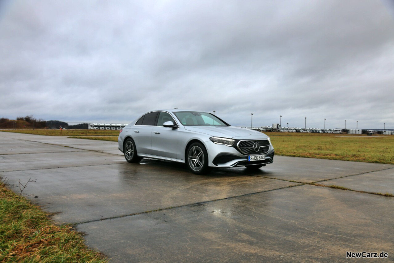 Mercedes-Benz E 220d 4Matic schräg vorne rechts