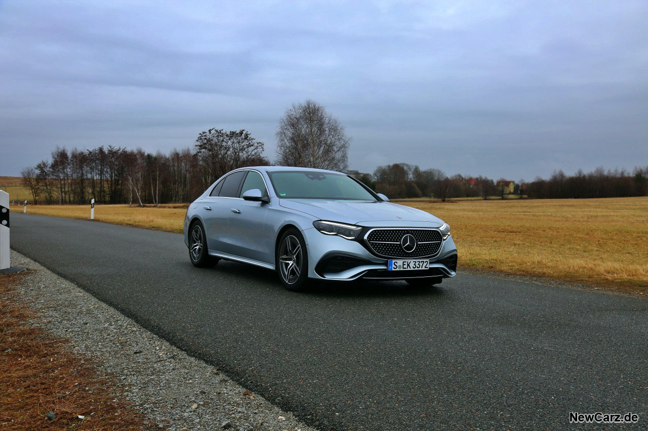 Mercedes-Benz E 220d 4Matic schräg vorne rechts