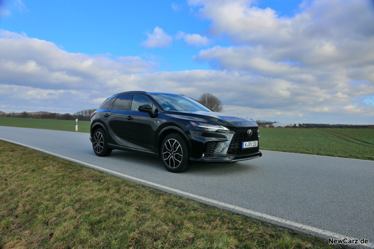 Lexus RX 500h schräg vorne rechts