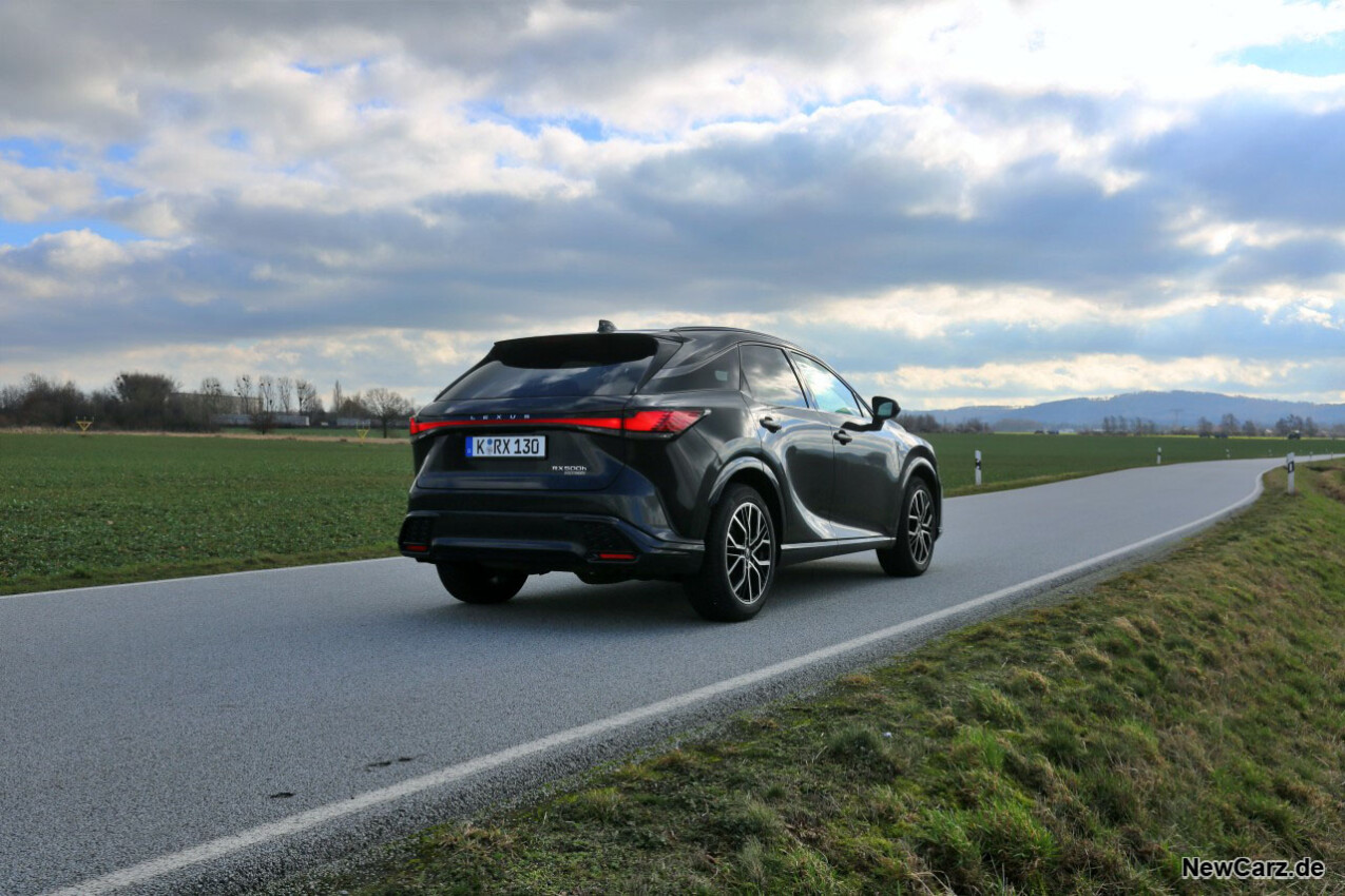 Lexus RX 500h schräg hinten rechts