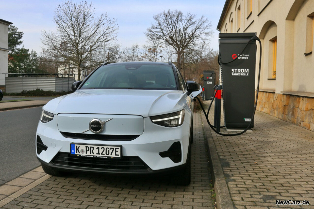Volvo XC40 Recharge Pure Electric an Ladestation