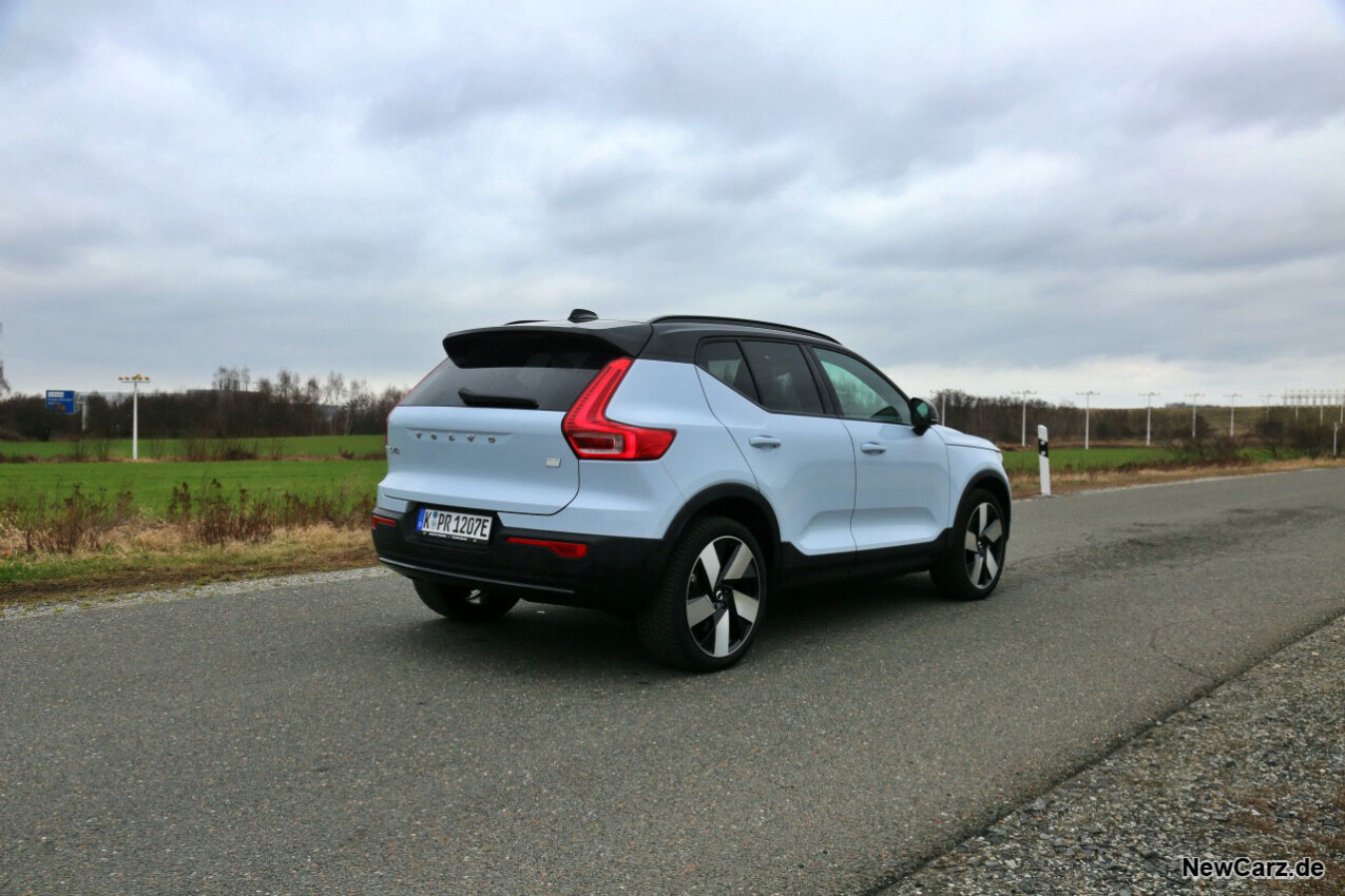 Volvo XC40 Recharge Pure Electric schräg hinten rechts