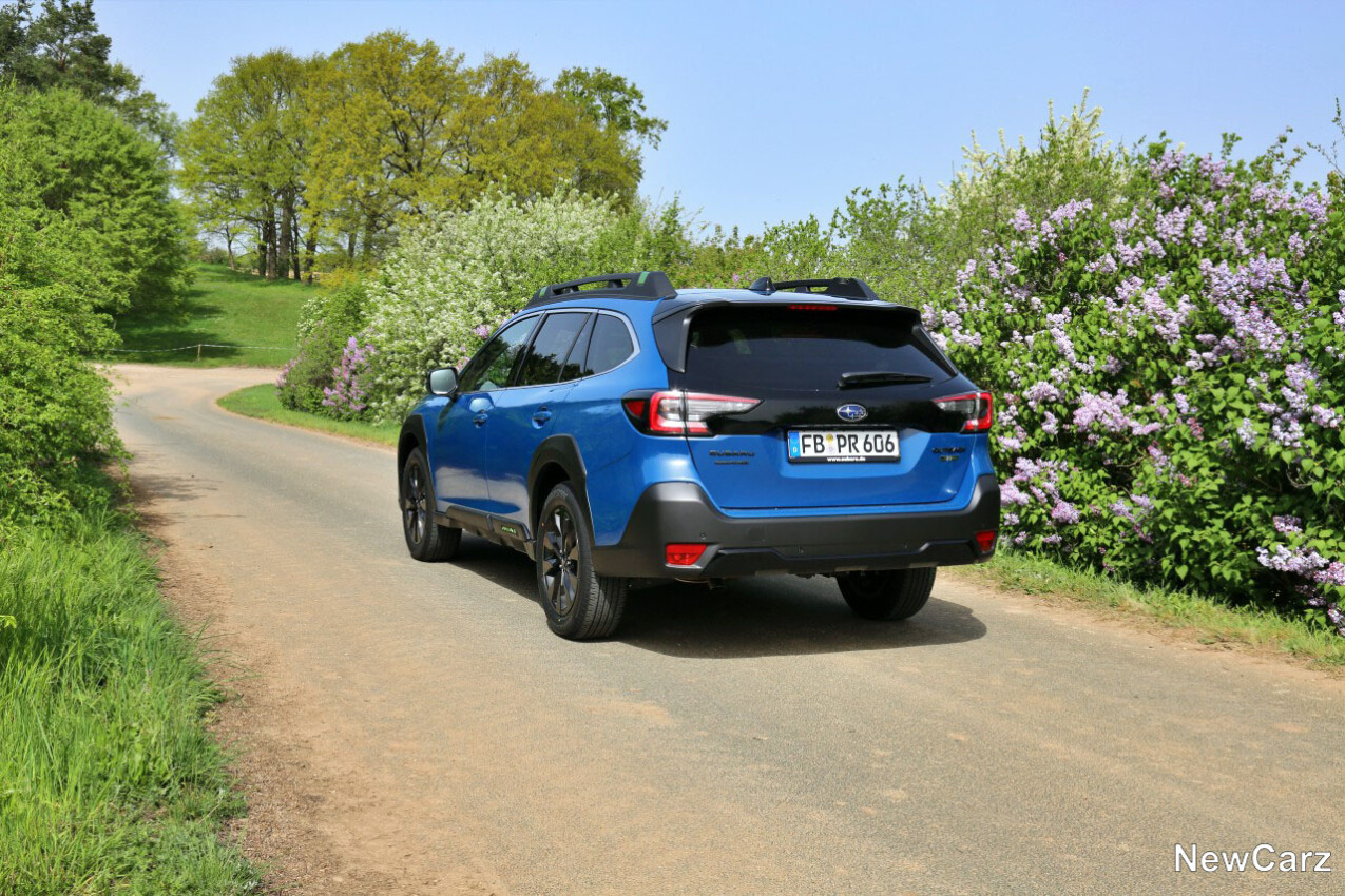 Subaru Outback Platinum Cross schräg hinten links