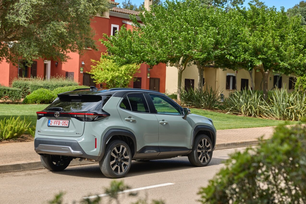 Toyota Yaris Cross schräg hinten rechts Mallorca