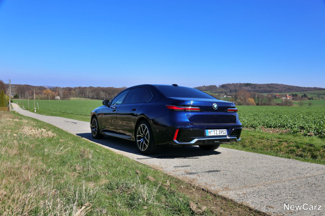 BMW 740d xDrive schräg hinten links