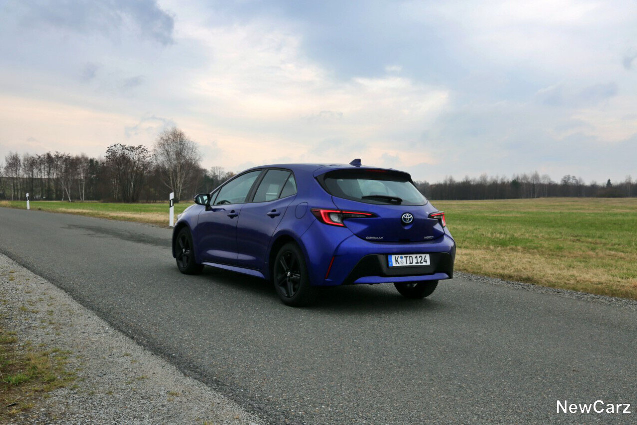 Toyota Corolla Hybrid schräg hinten links