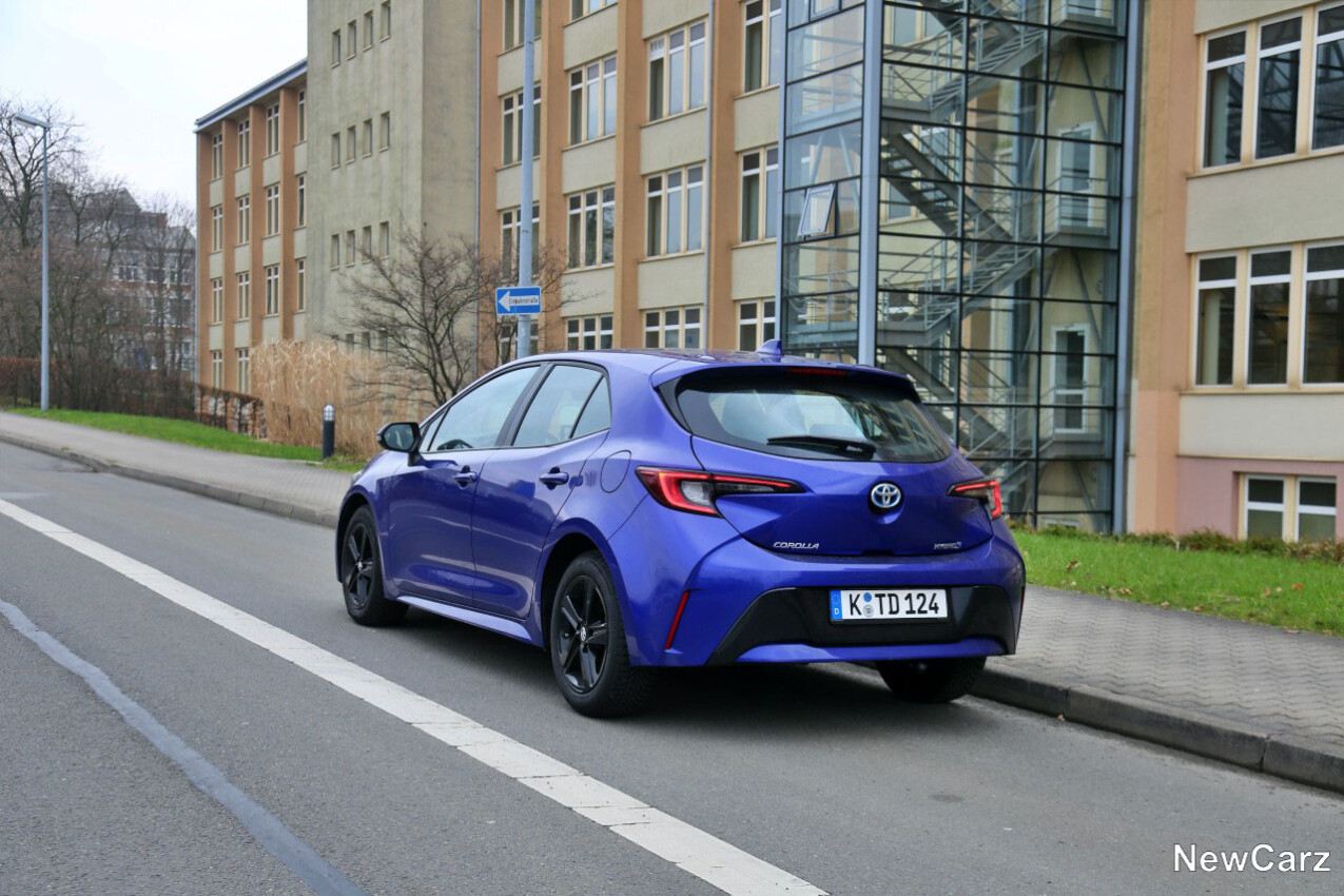Toyota Corolla Hybrid schräg hinten links