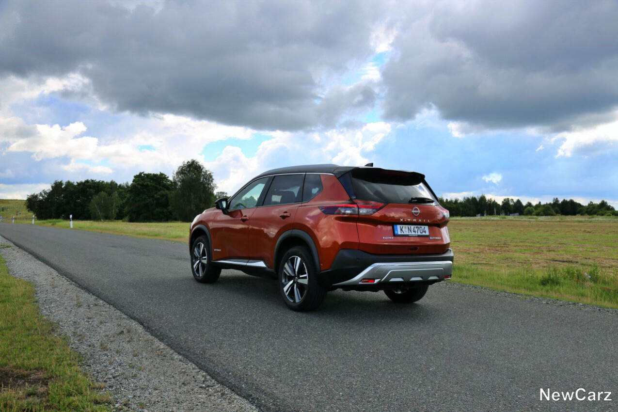 Nissan X-Trail schräg hinten links