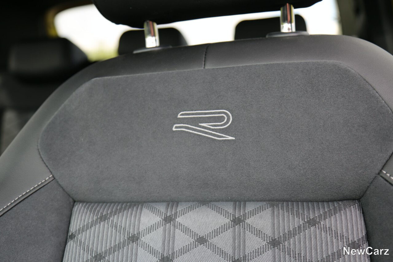 R-Symbol auf Sitz im VW T-Cross Facelift