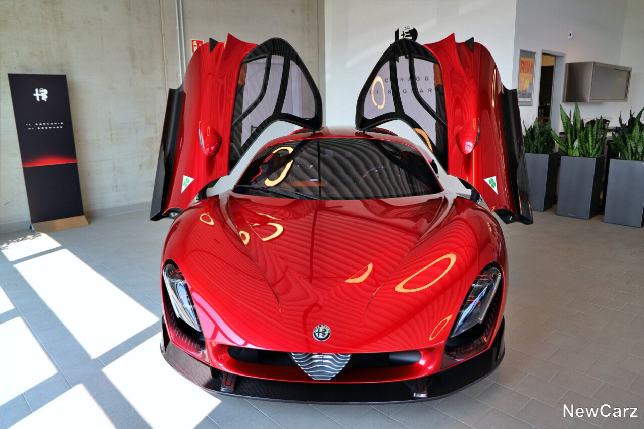 Alfa Romeo Stradale 33 mit offenen Türen auf Pista & Piloti 2024