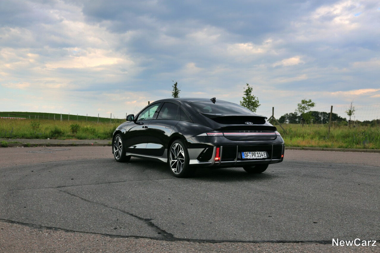 Hyundai IONIQ 6 schräg hinten links