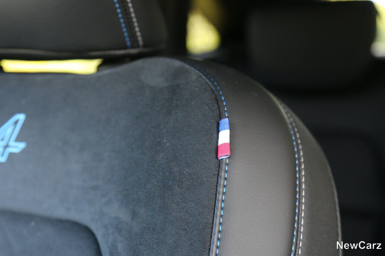 Franzosenfahne am Vordersitz Renault Arkana Facelift