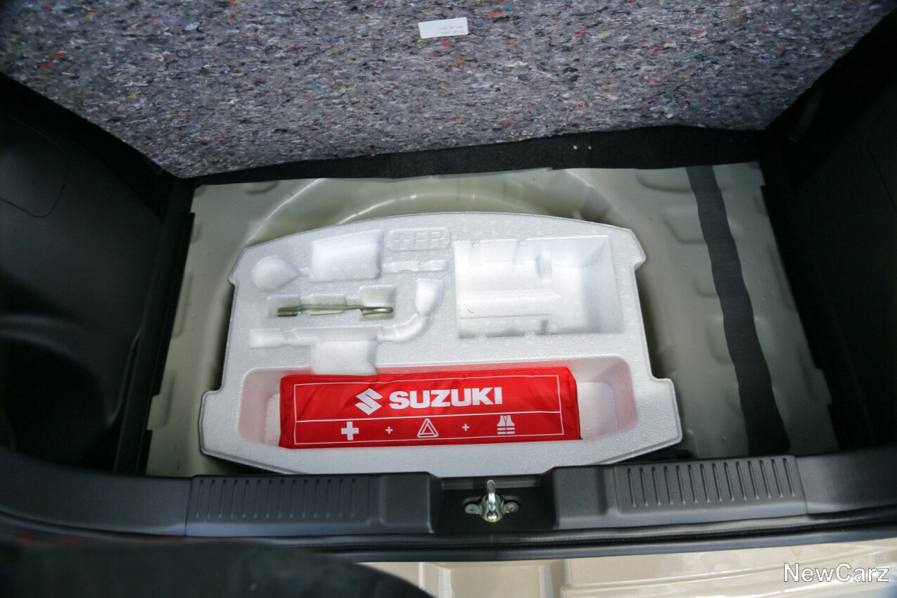 Unter dem Kofferraum Suzuki Swift