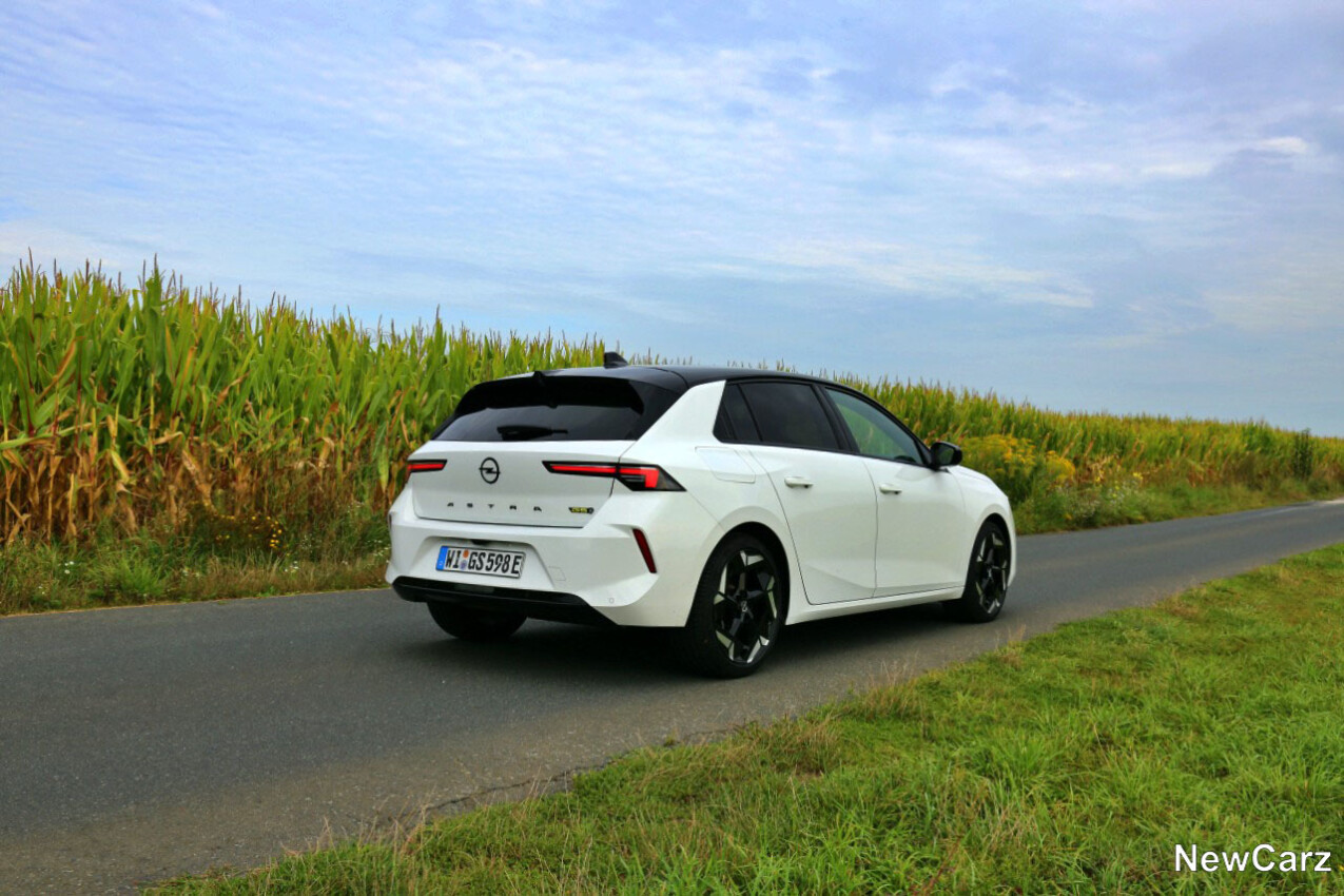 Opel Astra GSe schräg hinten rechts