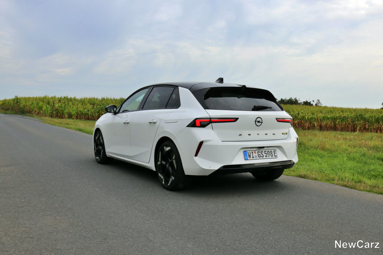 Opel Astra GSe schräg hinten links