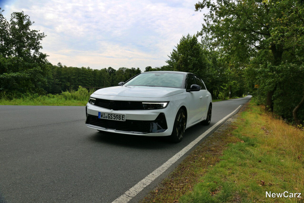 Opel Astra GSe schräg vorne links