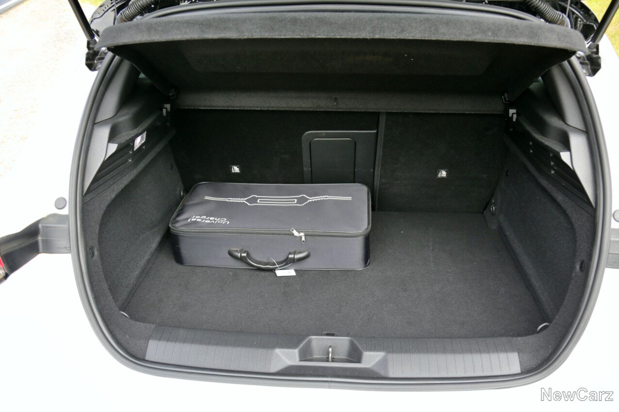 Kofferraum mit Ladekabel Opel Astra GSe