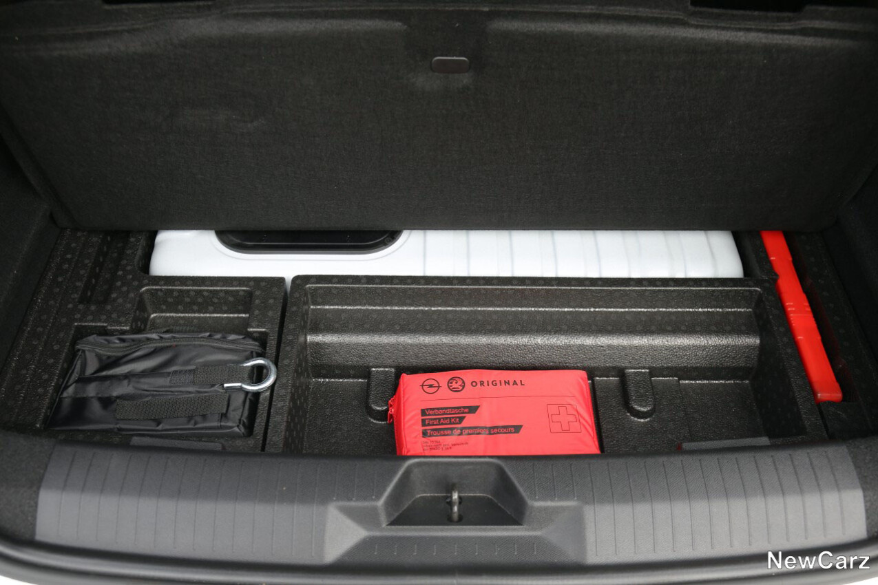 Unter dem Kofferraum Opel Astra GSe