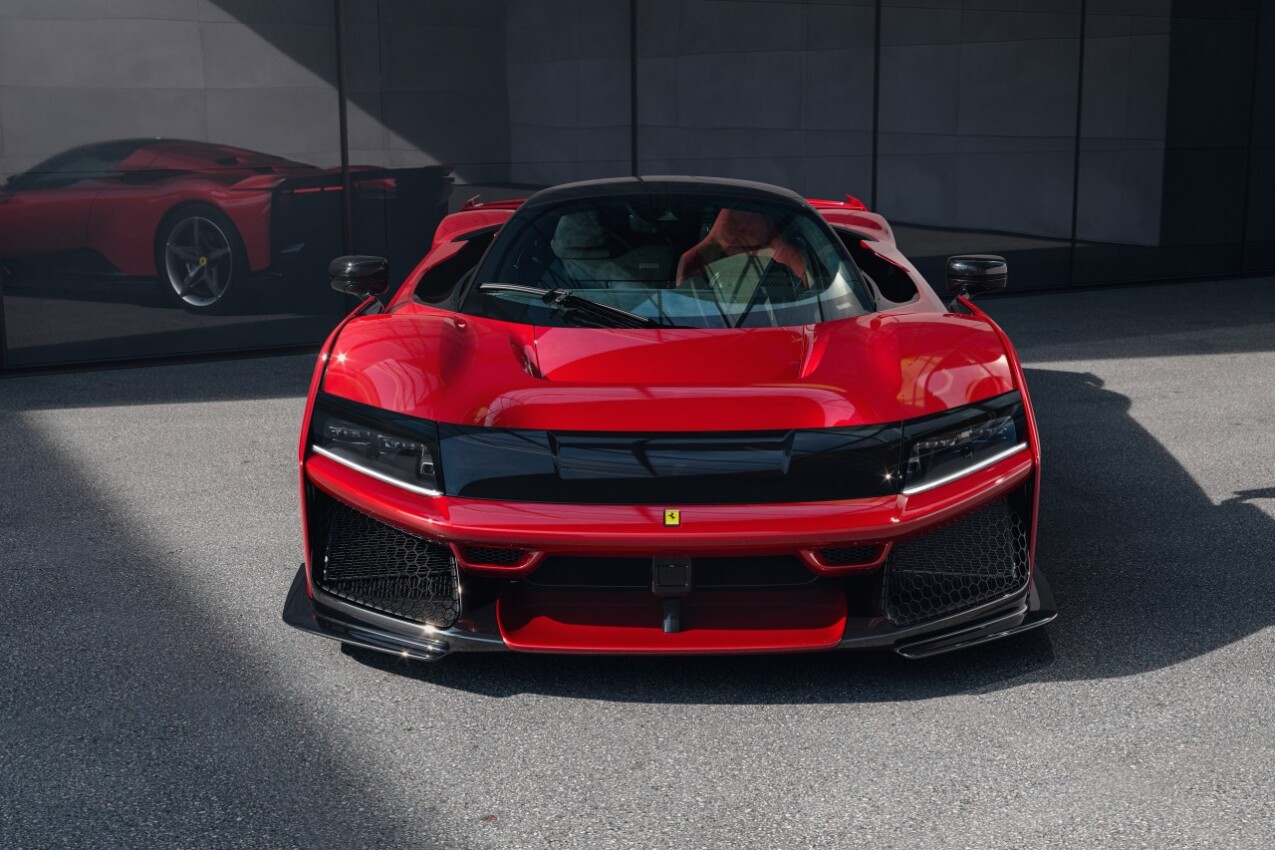 Ferrari F80 vor Garage