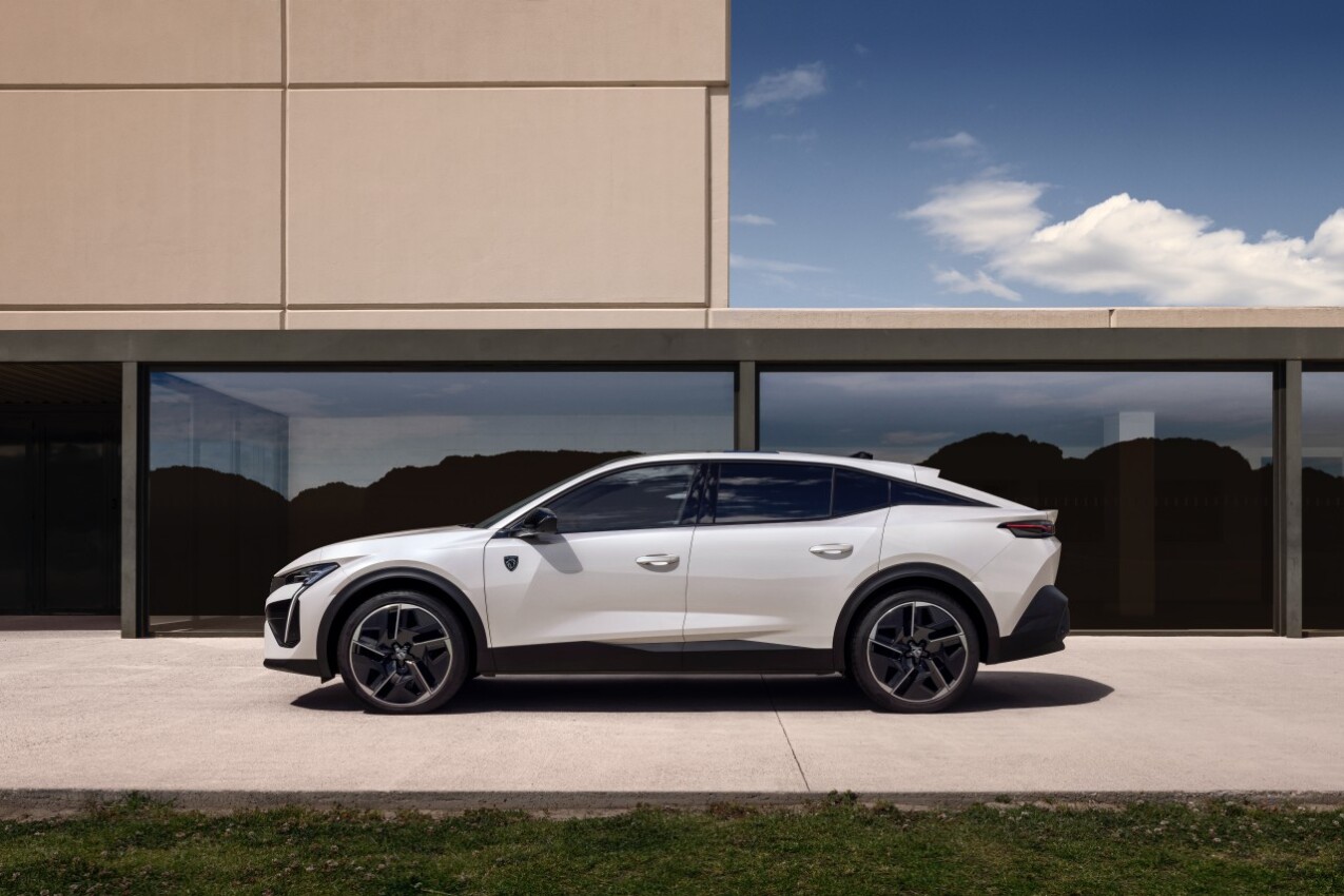 Peugeot E-408 Seite links