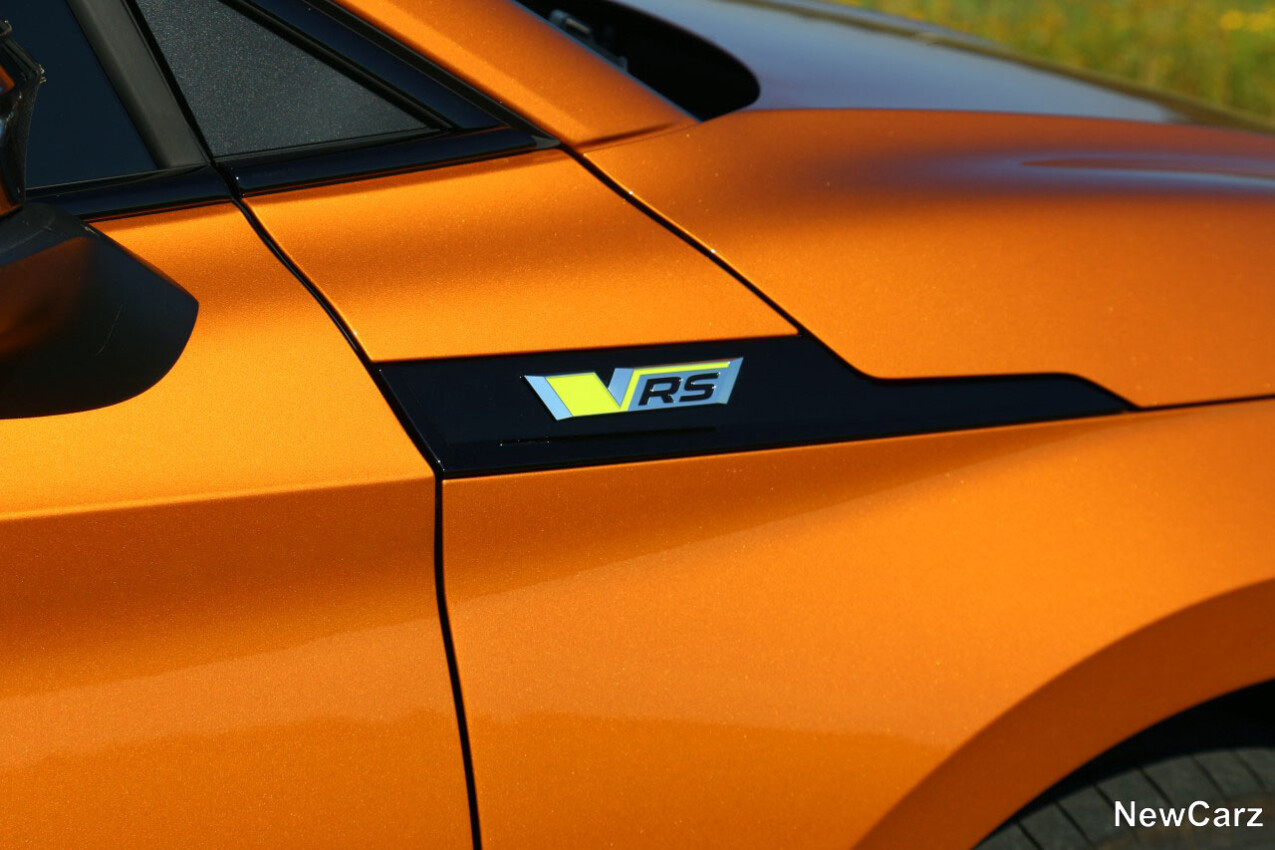 RS Badge am Skoda Enyaq RS