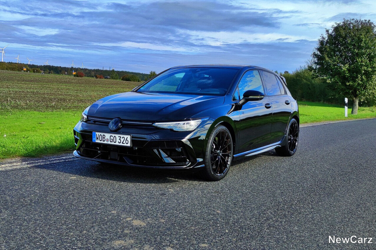 VW Golf R Black Edition schräg vorne links