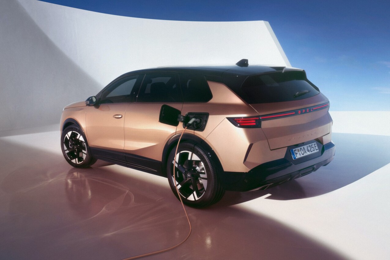 Opel Grandland Electric beim Laden
