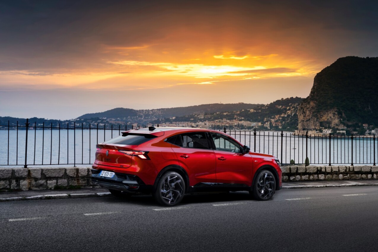 Renault Rafale E-Tech Plug-in-Hybrid 300 4x4 im Sonnenuntergang