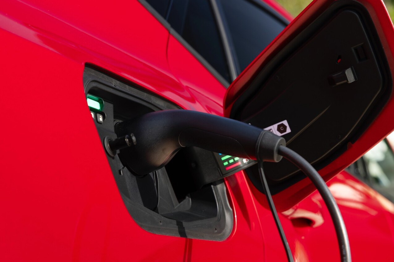 Aufladen des Renault Rafale E-Tech Plug-in-Hybrid 300 4x4