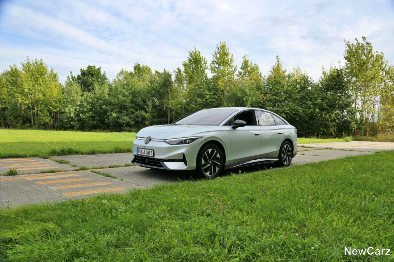 VW ID.7 Pro S schräg vorne links