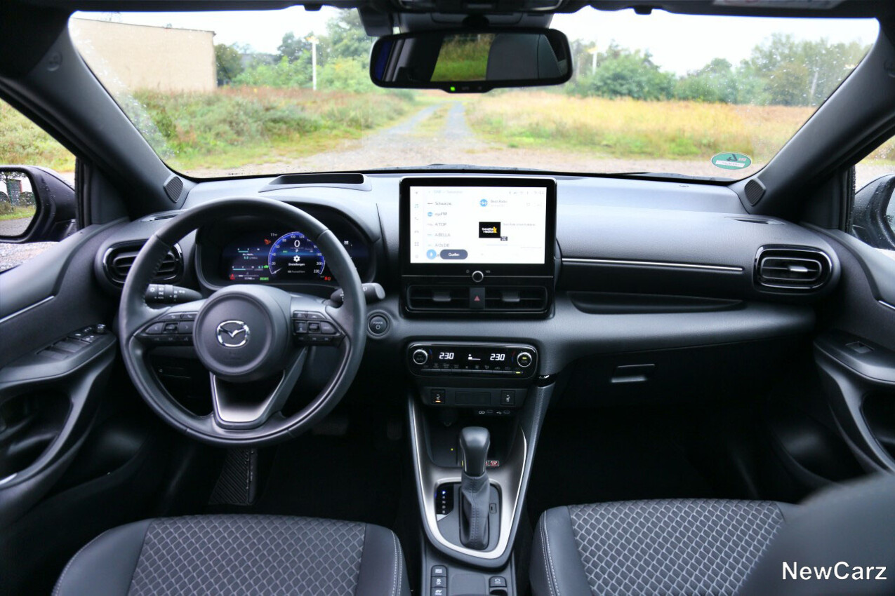 Mazda2 Hybrid Facelift Instrumententafel