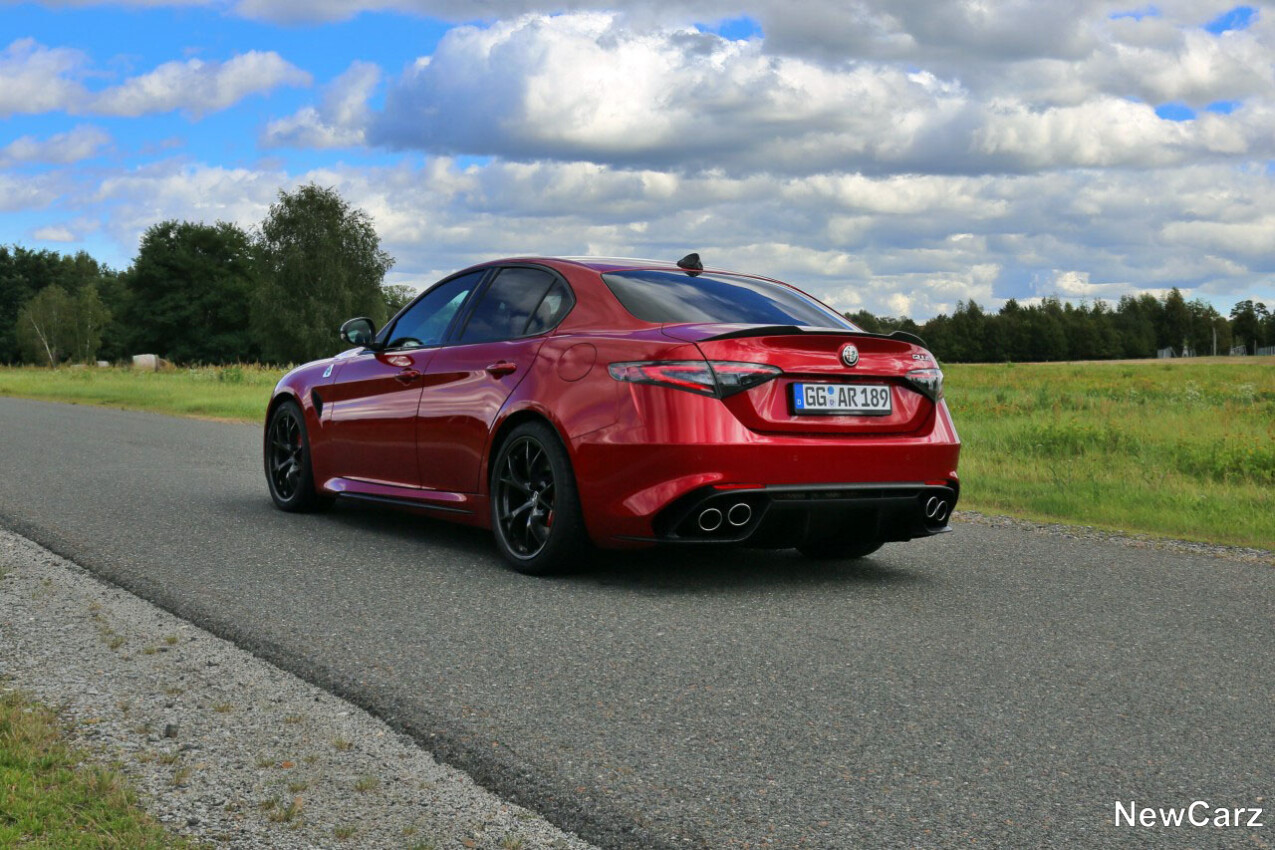 Alfa Romeo Giulia Quadrifoglio schräg hinten links