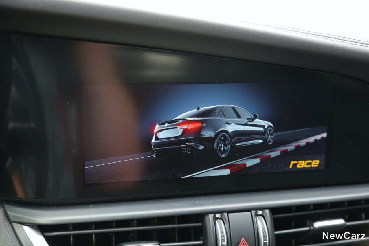 Alfa Romeo Giulia Quadrifoglio Fahrmodus "Race"