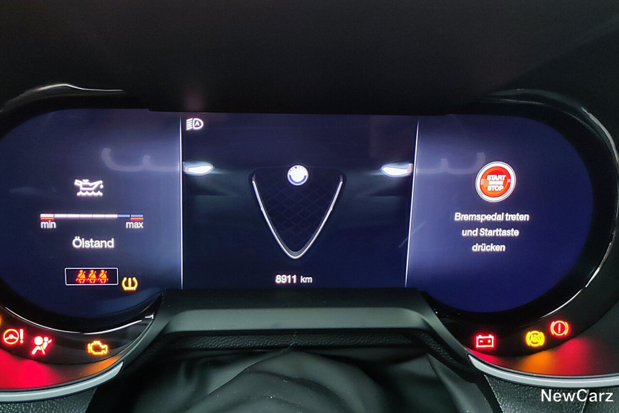 Alfa Romeo Giulia Quadrifoglio Cockpit Start