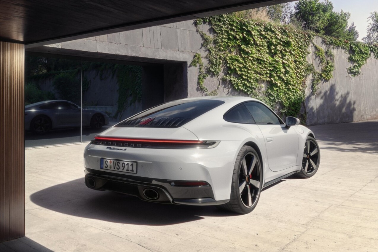 Porsche 911 Carrera S 2025 schräg hinten