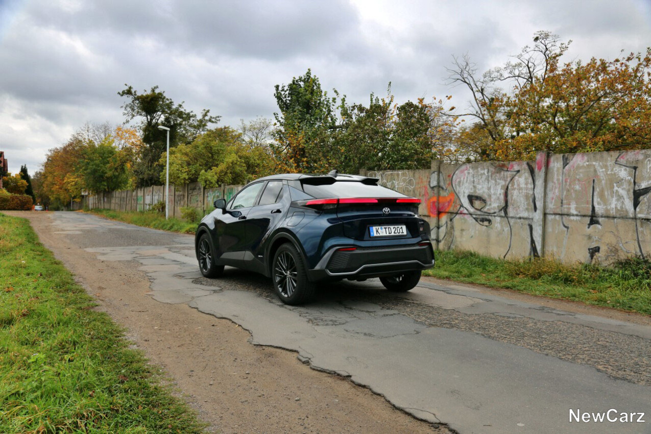Toyota C-HR MK2 schräg hinten links