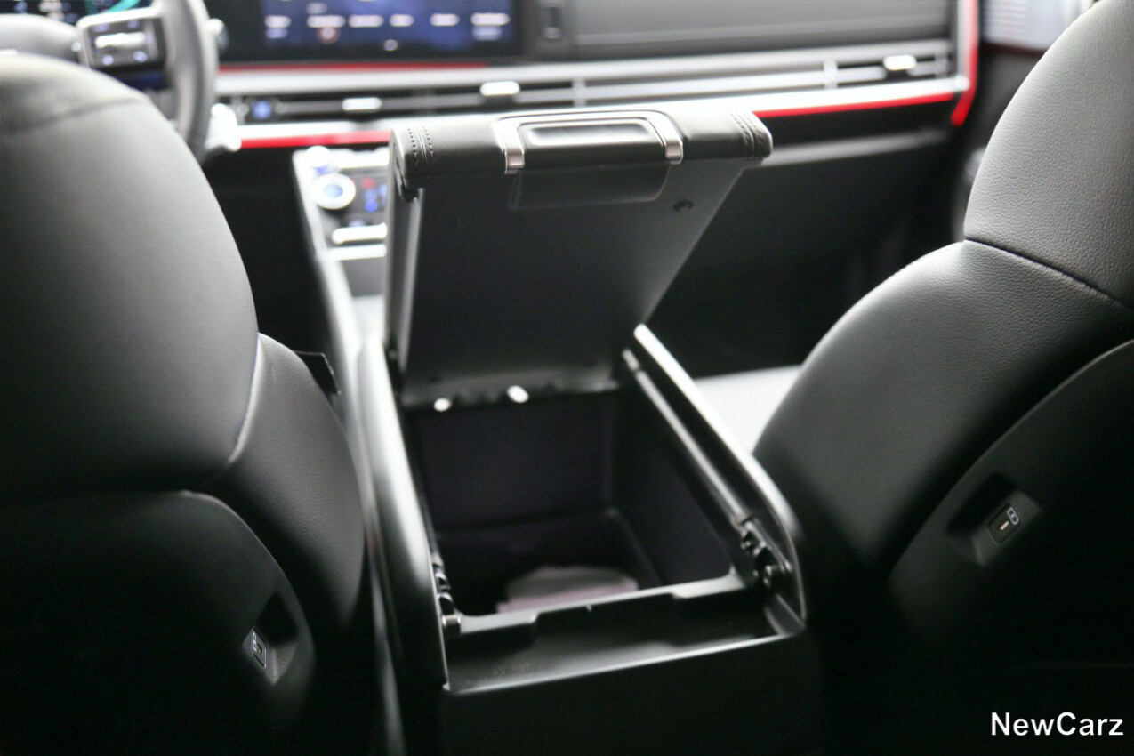 Hyundai Santa Fe 2025 Ablage nach hinten offen