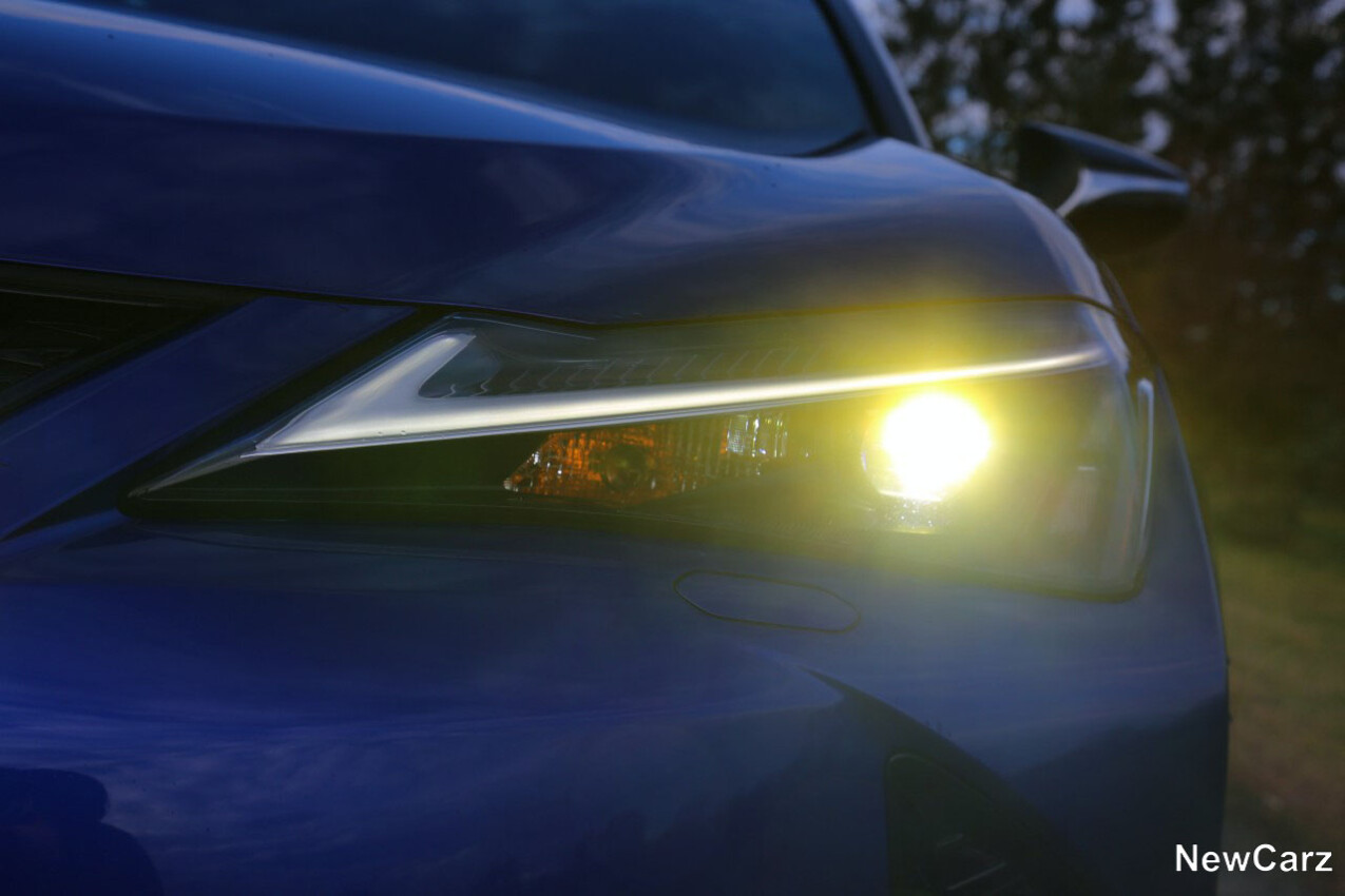 Lexus UX 300h Scheinwerfer