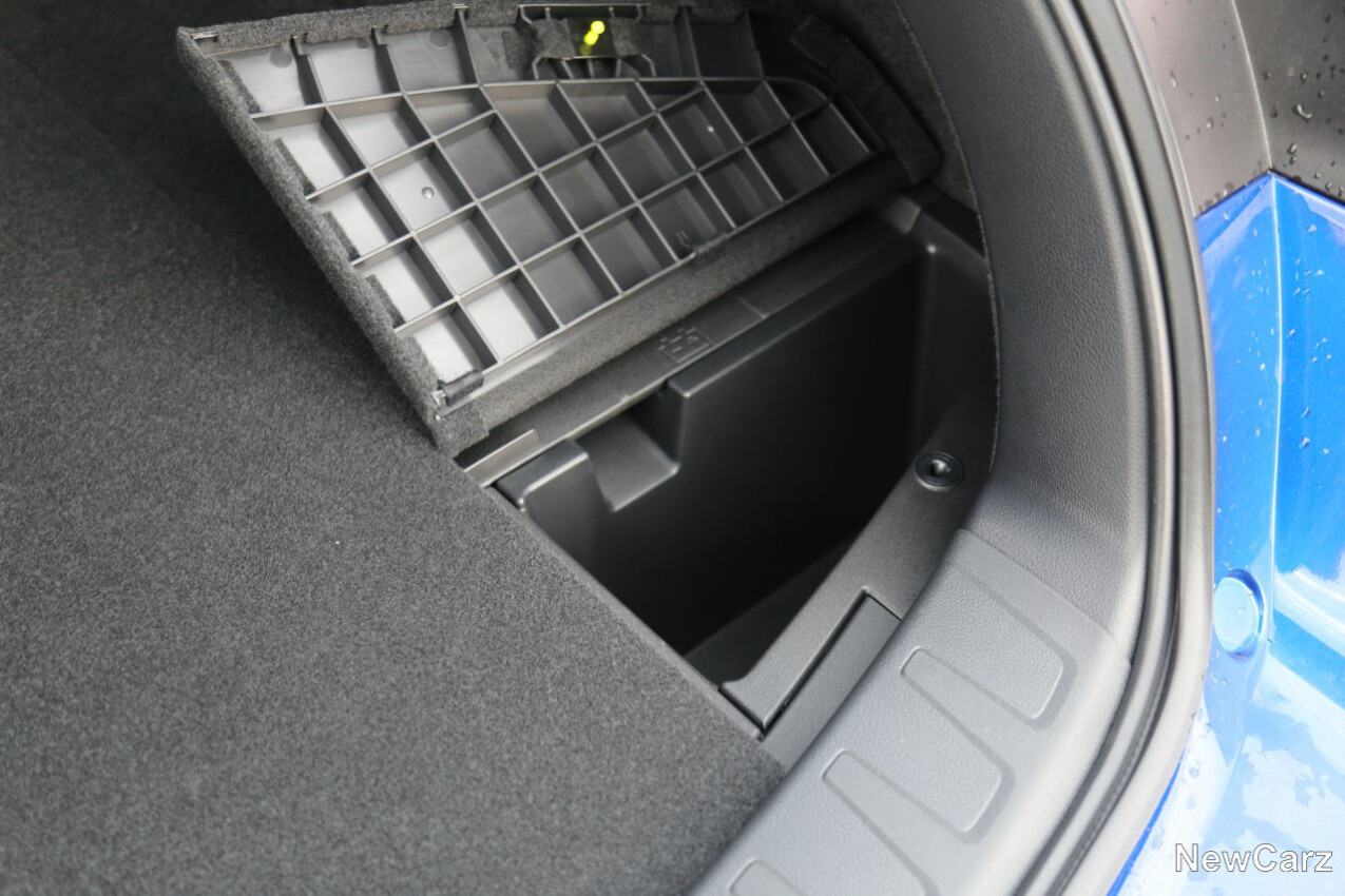 Lexus UX 300h Fach im Kofferraum