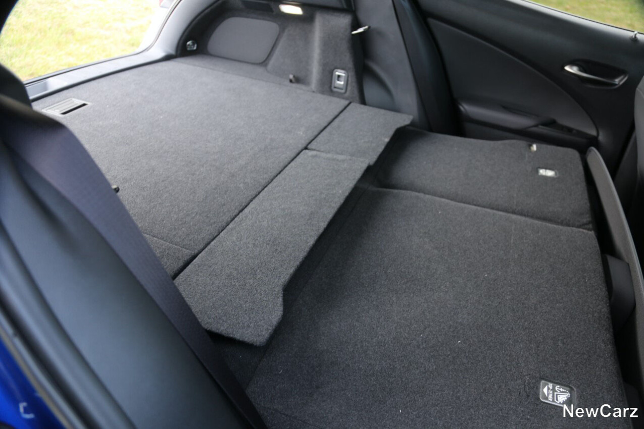 Lexus UX 300h ebener Laderaum