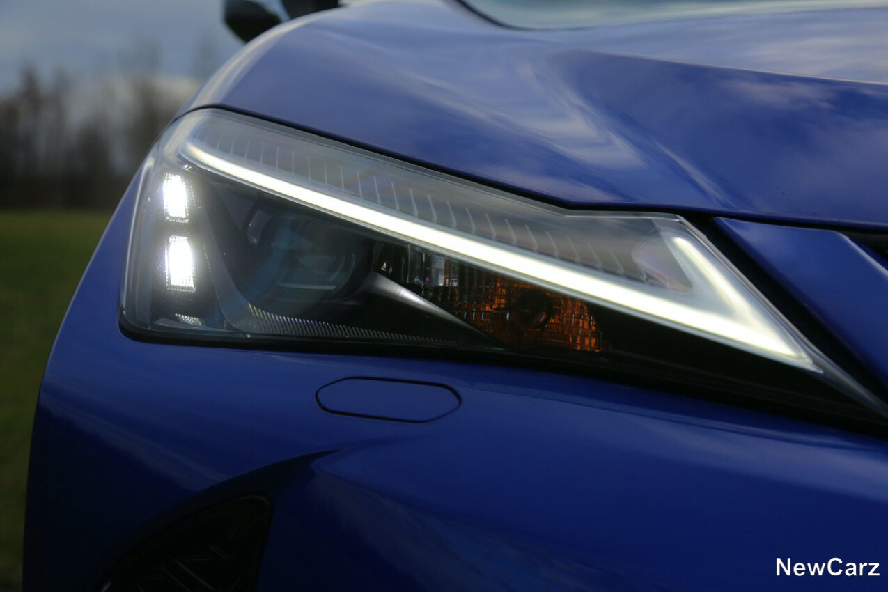 Lexus UX 300h Tagfahrlicht