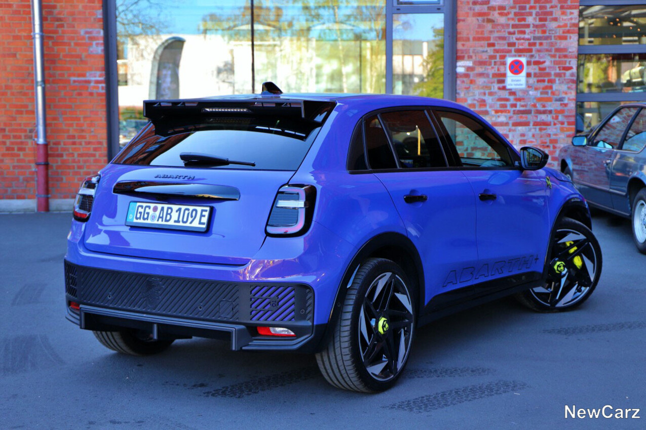 Abarth 600e schräg hinten rechts
