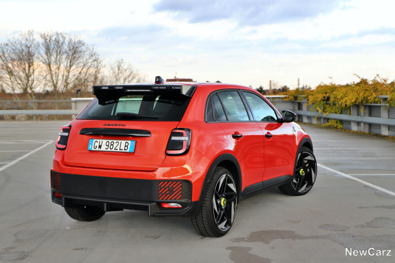 Abarth 600e Turismo schräg hinten rechts