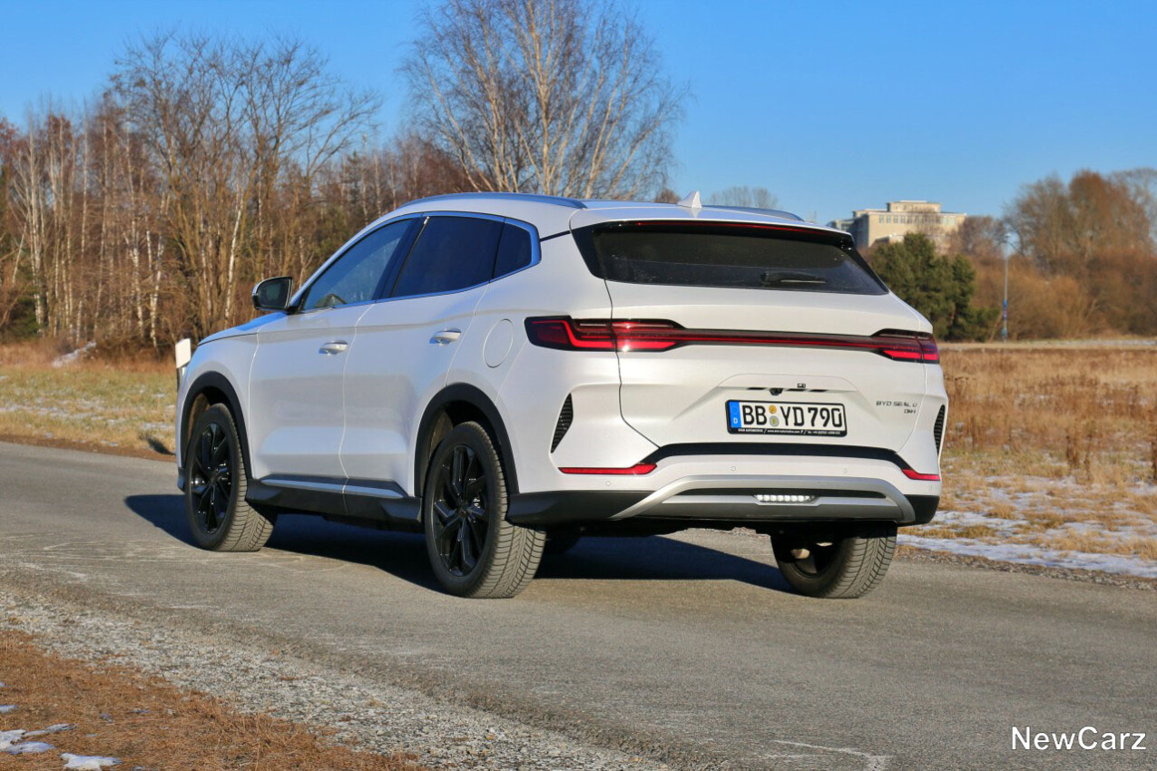 BYD Seal U DM-i schräg hinten