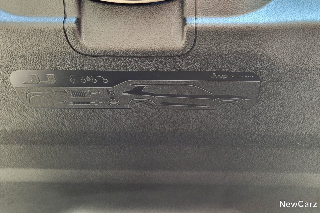 Jeep Avenger e-Hybrid Heckklappe innen