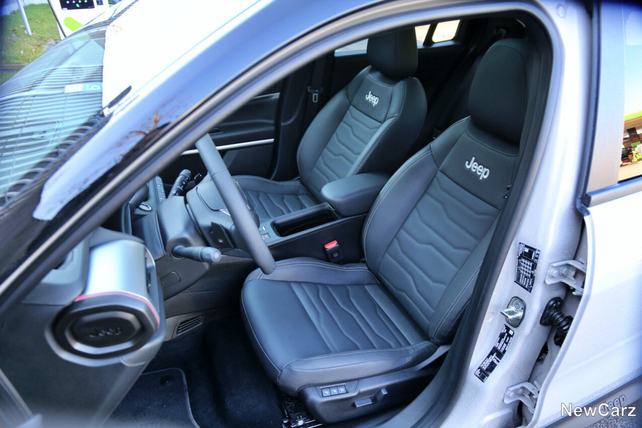 Jeep Avenger e-Hybrid Vordersitze