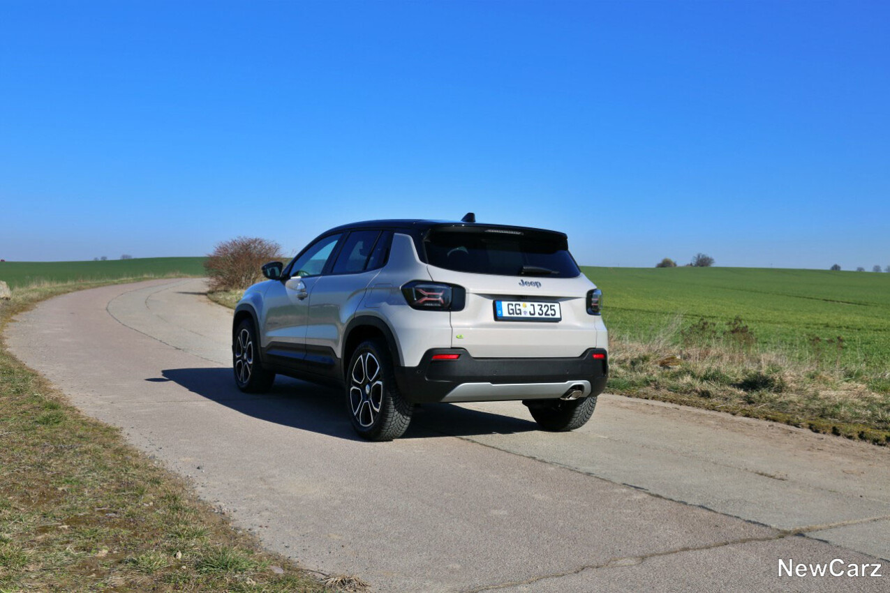 Jeep Avenger e-Hybrid schräg hinten links
