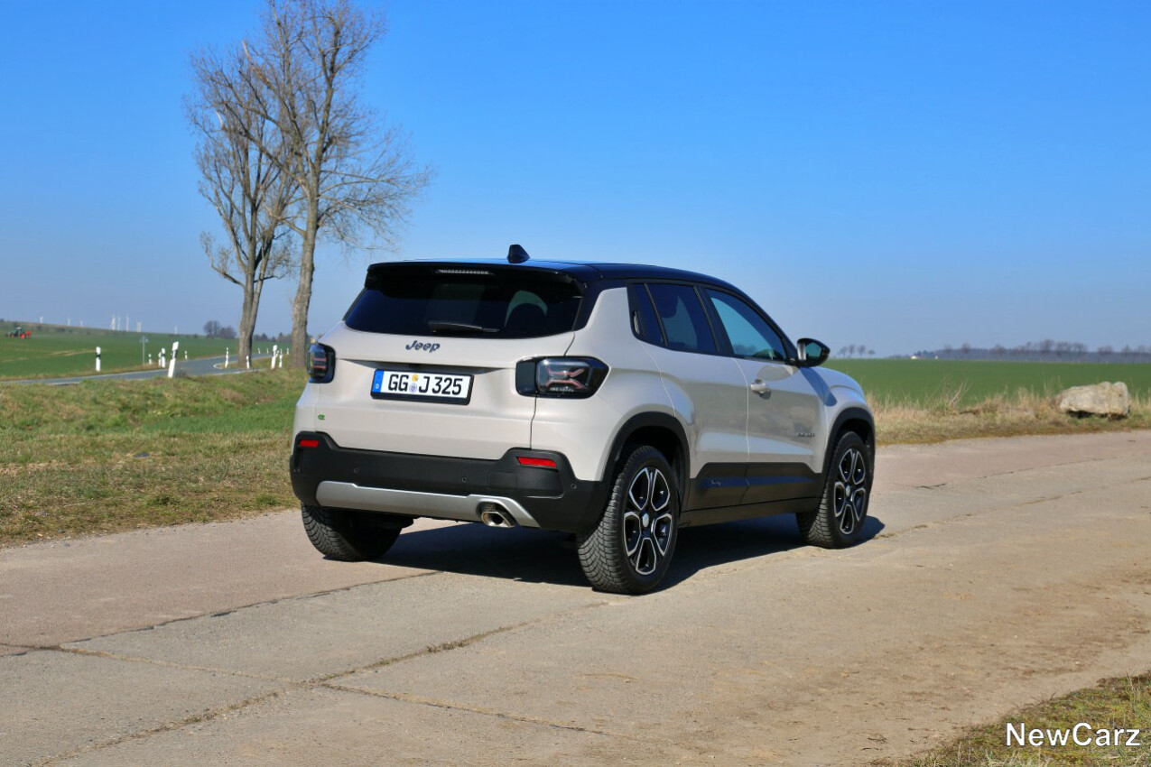 Jeep Avenger e-Hybrid schräg hinten rechts