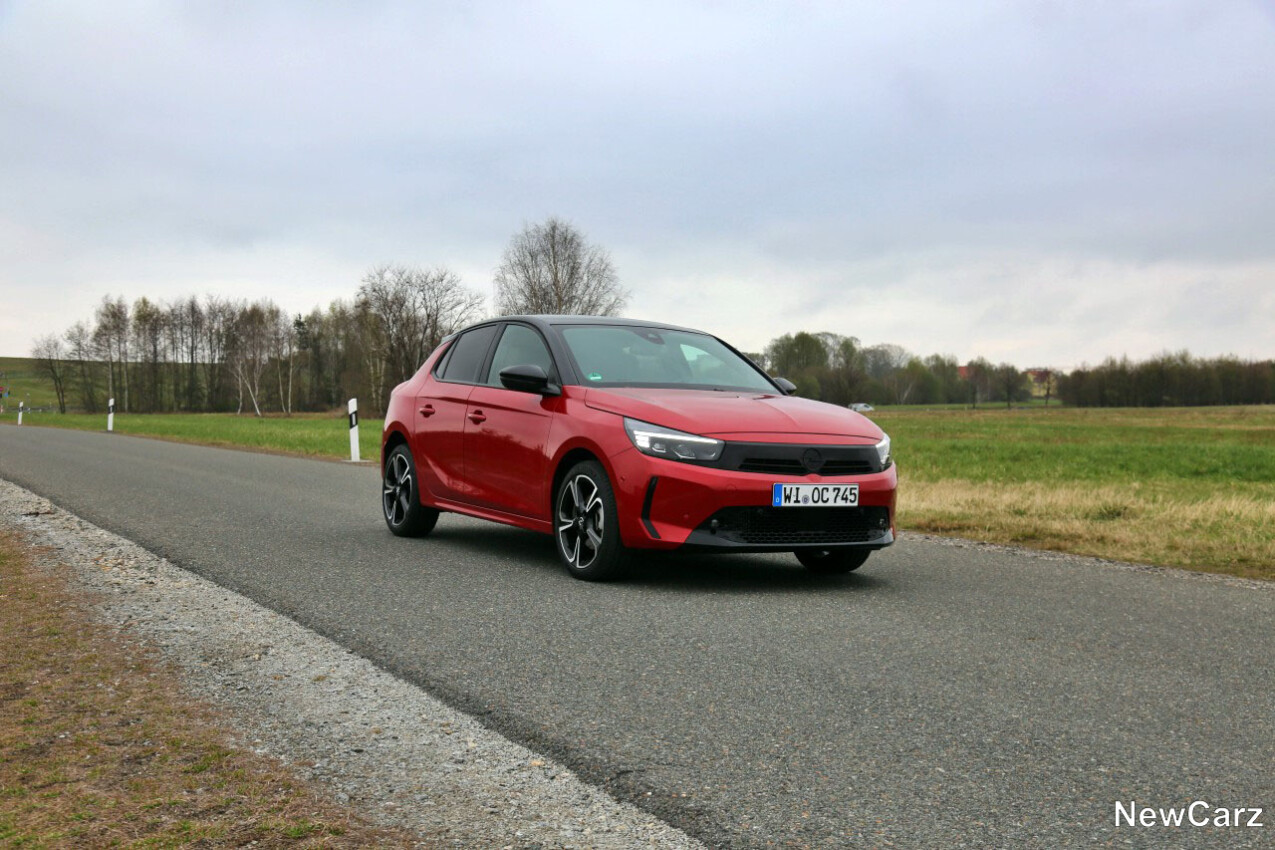 Opel Corsa Hybrid schräg vorn