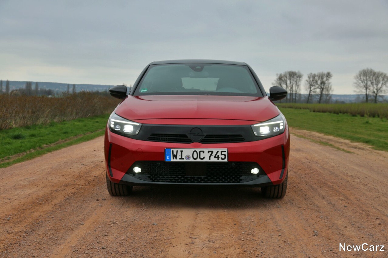 Opel Corsa Hybrid mit Licht